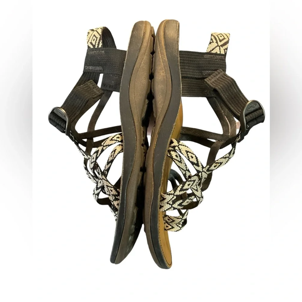 Chaco Diana Beveled white‎ and black double strap sandals with buckle. Size 8